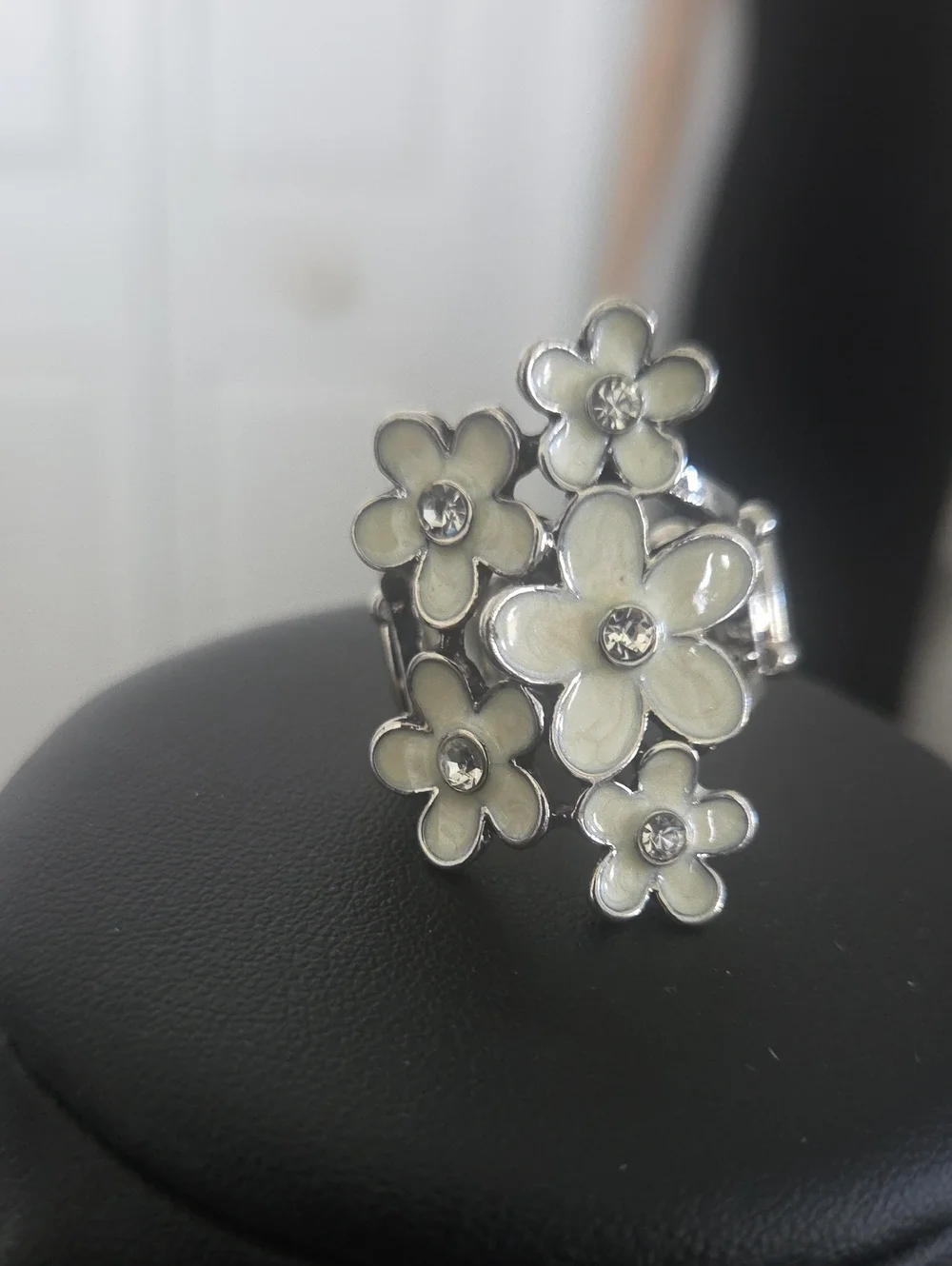 Paparazzi White Flower Ring NWOT